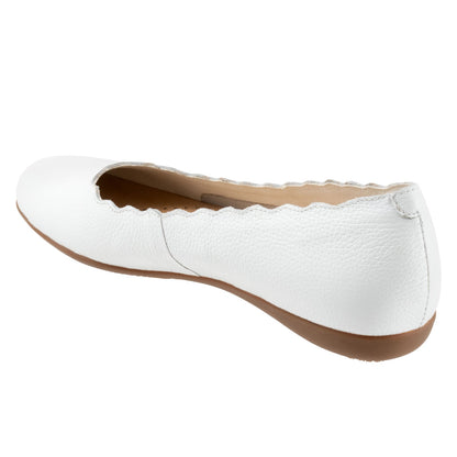 Trotters Sabine T2255-100 Womens White Leather Slip On Ballet Flats Shoes
