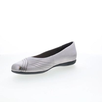 Trotters Sasha T2327-033 Womens Silver Leather Slip On Loafer Flats Shoes